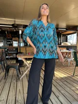 Pantalón negro de viscosa y lycra, de corte palazzo y tiro alto.