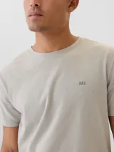 Pack de tres remeras de algodón con cuello redondo y logo pequeño de Gap bordado en el pecho. Incluye una remera negra, una gris y una blanca.