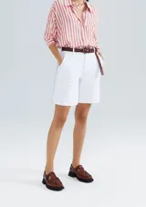 Bermuda de sarga color negro, corte chino, con bolsillos laterales y traseros.