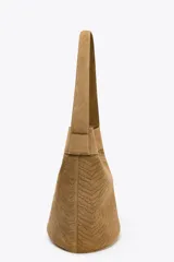 Bolso tipo maxi saca color marrón claro, de cuero trenzado, con asa de hombro y bolsillo interior.