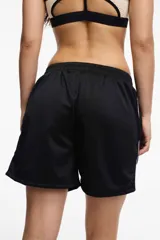 Short deportivo color bordó de tela satinada con cintura elastizada, bolsillos laterales y franja lateral blanca.