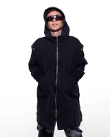 Campera larga con capucha, confeccionada en jean negro.