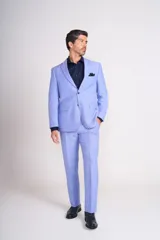 Traje de vestir celeste con camisa azul marino y pañuelo de bolsillo negro. Incluye saco con solapa de muesca, cierre de dos botones, bolsillos con solapa y pantalón de corte recto.