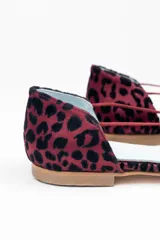 Bailarinas de raso flocado color granate con estampado animal print, aberturas laterales y cordones finos del mismo tono. Incluyen plantilla de piel y plantilla extra de lana intercambiable.