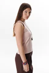 Musculosa marrón con cuello redondo y sisas anchas.