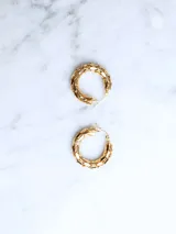 Aros tipo argolla dorados, con eslabones rectangulares.