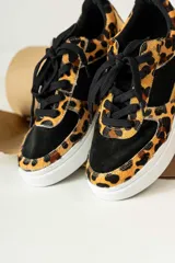 Championes negros con estampado animal print en tonos marrones y dorados.