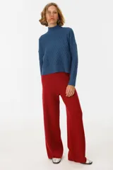 Sweater de punto en color gris, con textura de panal y cuello alto.