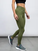 Calza deportiva negra con cintura alta con el logo de Umbro en gris.