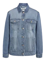 Chaqueta de jean de mujer en azul medio, con cuello solapa y cierre con botones.