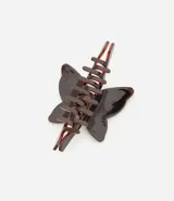 Pinza para el pelo marrón con forma de mariposa.