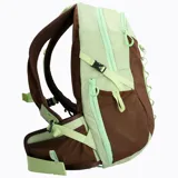 Mochila de 22L fabricada en poliéster rip-stop, con tratamiento repelente al agua y cobertor impermeable.