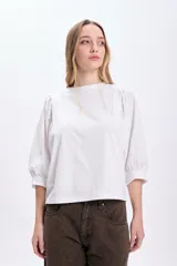 Remera blanca de algodón con mangas cortas abullonadas de popelina.