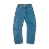 Pantalón de jean celeste con corte recto y estampado con el logo de la marca en color blanco en la pierna izquierda.