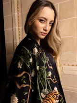 Kimono negro de razo con estampado de tigres y flores.