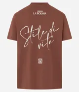 Remera color ladrillo de corte clásico, con cuello redondo y mangas cortas. Presenta un pequeño estampado cuadrado en el pecho.