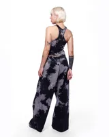 Pantalón de denim negro con efecto tie-dye gris, corte sastrero de pierna ancha y tiro alto.