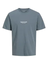 Remera azul grisáceo de manga corta con cuello redondo y corte relajado. Diseño con estampa frontal con texto en color blanco.
