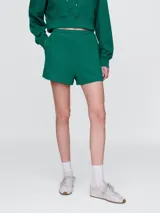 Short deportivo verde esmeralda de corte holgado y cintura elástica.