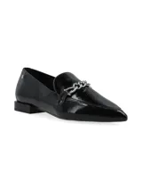 Zapato tipo mocasín plateado de cuero, con punta fina y detalle de cadena metálica plateada en el empeine.