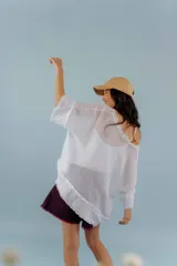 Blusa blanca calada de hilo, corte crop y diseño canchero.