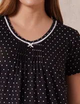 Conjunto de pijama marca René Rofé, compuesto por short y remera de tejido soft estampado. La remera tiene escote redondo con aplique de puntilla y detalle plisado. El short tiene cintura elastizada.