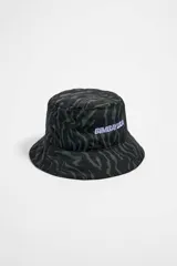 Gorro tipo bucket de tejido técnico con estampado animal print en tonos verde oscuro y negro. Tiene el logo de Bimba y Lola bordado en blanco en el frente.