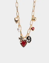 Collar corto dorado con cadena de eslabones grandes y dijes colgantes: corazones dorados, corazón rojo con borde dorado, cruz dorada, perla blanca y dije ovalado negro con detalle de strass.