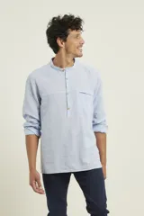 Camisa amarilla de lino con cuello mao y manga larga.