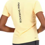 Remera deportiva color amarillo claro, de manga corta y corte atlético.