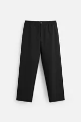 Pantalón negro de corte regular, confeccionado en tejido con viscosa, con cintura elástica, bolsillos frontales y trasero de vivo.