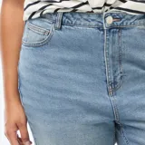 Pantalón de jean celeste de corte recto y cintura alta.