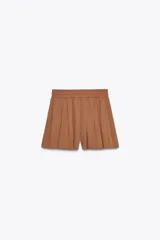 Bermuda color marrón con cintura elástica ajustable con cordones y bolsillos delanteros.