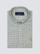 Camisa de hombre a cuadros azules y blancos, de algodón, con cuello abotonado y logo bordado en el pecho.