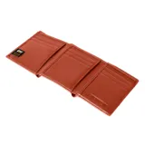 Billetera de cuero color marrón con costuras al tono. Cuenta con tres compartimentos para tarjetas de crédito, un compartimento de malla y un bolsillo oculto en el compartimento de efectivo. Incluye protección RFID y logo CAT grabado en la parte inferior. Fabricada en cuero de grano superior.