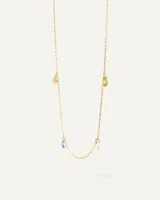 Collar dorado con cadena fina y colgantes de circonitas multicolores en forma de gota.