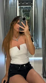 Body blanco de lycra con escote recto y abertura en V.