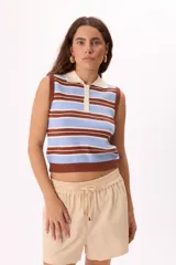 Top tejido de punto a rayas horizontales en tonos celeste, azul y blanco, con cuello tipo polo y cierre de botones.
