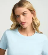 Remera celeste de media malla con cuello redondo y mangas cortas.