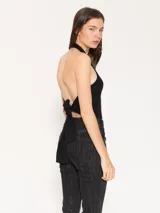 Top negro de tejido de punto con cuello halter y espalda descubierta.