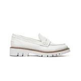 Mocasines blancos de cuero sintético con suela track y detalle de antifaz.