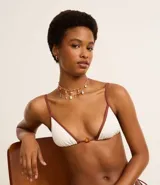 Top de bikini triangular blanco con borde marrón, breteles finos y detalle de cuentas de madera en el centro.
