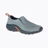 Mocasines grises de gamuza con suela de goma negra y detalles en naranja.