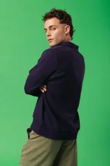 Buzo azul marino de friza con cuello polo y cierre parcial con cremallera.