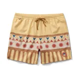 Short de baño amarillo claro con estampado de motivos geométricos en tonos marrón, rojo y azul.