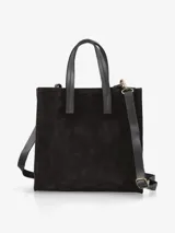 Cartera estructurada de gamuza color negro, con doble asa de mano y correa regulable y desmontable para llevar al hombro o cruzada.