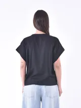 Blusa color negro con escote en V y mangas cortas.