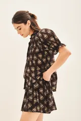 Camisa corta de voile de algodón color marrón con estampado floral, corte regular y mangas cortas abullonadas.