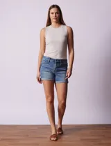 Short de jean azul con dobladillo.