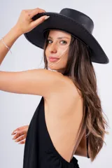 Vestido largo negro con escote en V, breteles finos y falda amplia con volado en el ruedo.